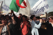 نساء جزائريات يتظاهرن تنديدًا بالإرهاب (تصوير: تصوير جورج ميريلون/Getty)