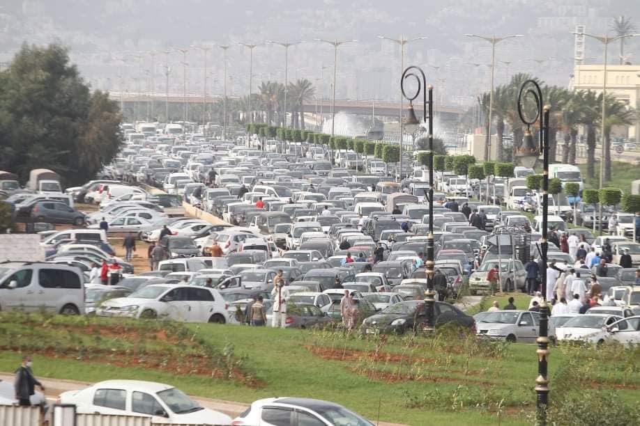 حظيرة الصابلات بالقرب من جامع الجزائر ممتلئة بسيارات المصلين (الصورة: الخبر)