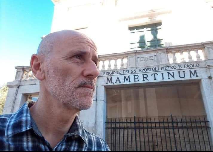 الروائي الإيطالي أمام سجن مامرتينو