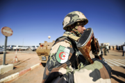 جندي جزائري في حراسة مجمع تيغنتورين بإن أميناس (الصورة: رياض قرامدي/أ.ف.ب)