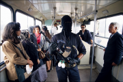 شرطي مقنع داخل حافلة بالجزائر العاصمة (الصورة: أ.ف.ب)
