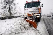 الثلوج تقطع الطرقات