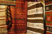 صناعة الزرابي.. حرفة جزائرية تعكس التراث الأمازيغي بالرموز وتواجه الاندثار