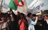 نساء جزائريات يتظاهرن تنديدًا بالإرهاب (تصوير: تصوير جورج ميريلون/Getty)