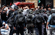 اعتداء شرطة الاحتلال الإسرائيلي على جنازة شيرين أبو عاقلة (فيسبوك/الترا جزائر)