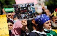 متظاهرون رفعوا مطلب إطلاق سراح الصحافيين في الحراك (الصورة:Getty)