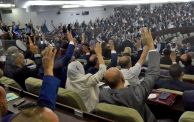 نواب يرفعون أيديهم للتصويت بالبرلمان الجزائري (تصوير: رياض قرامدي/أ.ف.ب)