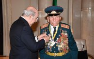 رئيس الجمهورية يمنح الروسي أندري بافلينفكو وسام عشير