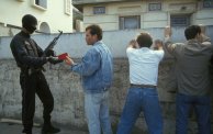  (الصورة: Getty) ضابط جزائري يتحقق من هويات مواطنين سنة 1992