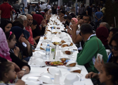 مائدة إفطار جامعية بشارع ديدوش مراد (تصوير: فاروق بتيش/أ.ف.ب)