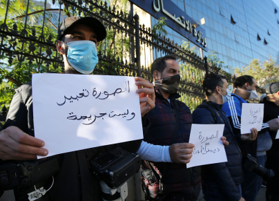 مصورون جزائريون يحتجون أمام مقر وزارة الاتصال (تصوير: بلال بن سالم/أ.ف.ب)