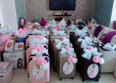 تحتفظ العائلات الجزائرية بعادة تقديم الهدايا للأصهار في الأعياد والمناسبات (فيسبوك/الترا جزائر)
