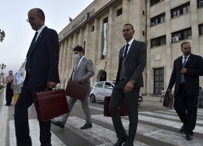 برلمانيون جزائريون أمام مبنى المجلس الشعبي الوطني (تصوير: رياض قرامدي/أ.ف.ب)