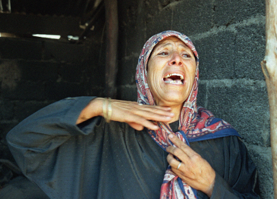 امرأة من ضحايا مجزرة قرية رايس بسيدي موسى سنة 1997 (الصورة: أ.ف.ب)