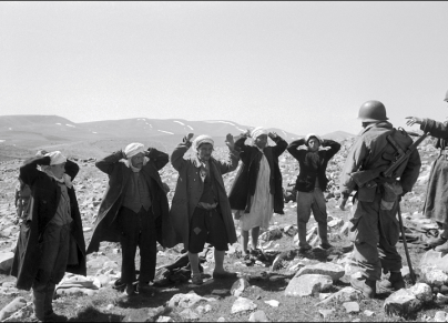 معتقلون جزائريون في فترة الاستعمار الفرنسي 1956 (الصورة: Getty)