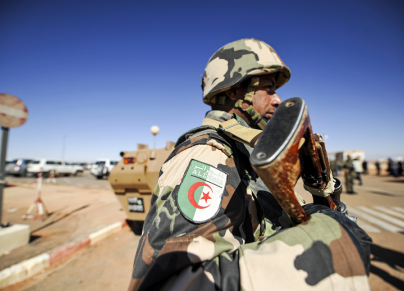 جندي جزائري في حراسة مجمع تيغنتورين بإن أميناس (الصورة: رياض قرامدي/أ.ف.ب)