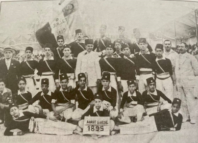 عمر بن محمود يتوسط فريق طلائع الجزائر 1927 (فيسبوك/الترا جزائر)
