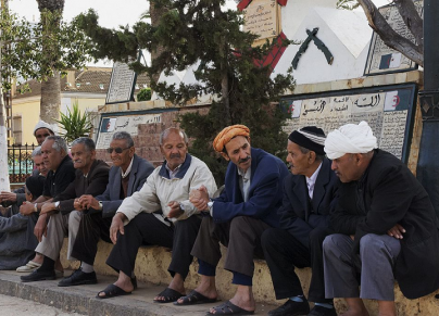 مسنون يجلسون أمام نصب تذكاري ببلدية المالح (الصورة: Getty)