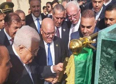 الرئيس الفلسطيني محمود عباس يرفع الستار على نصب تذكاري بالجزائر (فيسبوك/الترا جزائر) 
