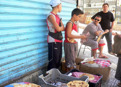 طفل يبيع الرغيف في الأحياء الجزائرية (فيسبوك/الترا جزائر)