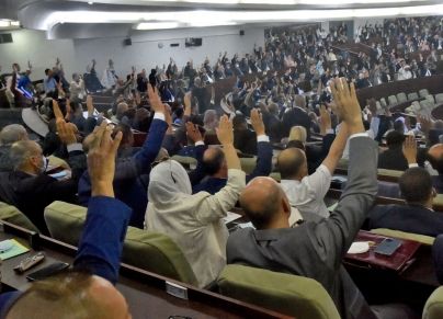 نواب يرفعون أيديهم للتصويت بالبرلمان الجزائري (تصوير: رياض قرامدي/أ.ف.ب)