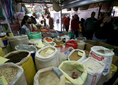 سوق شعبي بالعاصمة (الصورة: أ.ف.ب)