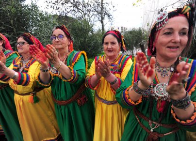نسوة أمازيغيات يؤدين أغنية تقليدية (الصورة: Getty)