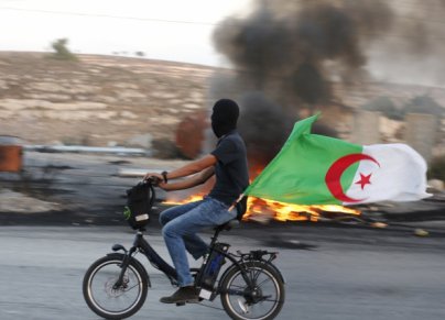 علم الجزائر في مواجهات مع جنود الاحتلال في الضفة الغربية (GETTY)