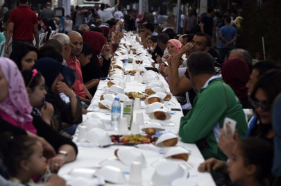 مائدة إفطار جامعية بشارع ديدوش مراد (تصوير: فاروق بتيش/أ.ف.ب)