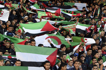 أنصار "الخضر" شجعوا المنتخب الفلسطيني في مقابلة جمعته بفريقهم (تصوير: فاروق باتيش/أ.ف.ب)