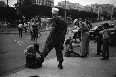 أطفال جزائريون يمسحون أحذية جنود الاستعمارالفرنسي (الصورة: Getty)