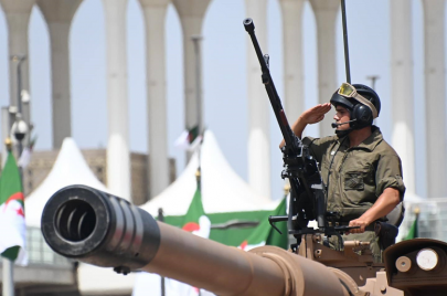 استعراض عسكري في الجزائر (الصورة/الأناضول)