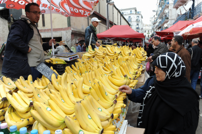 باعة الموز بأحد الأسواق الشعبية بالعاصمة (الصورة: أ.ف.ب)