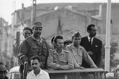 هواري بومدين يقود قواته في الجزائر العاصمة عام 1962 (الصورة/Getty)