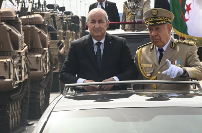 الرئيس عبد المجيد تبون رفقة الفريق الأول خلال استعراض عسكري (الصورة:الأناضول)
