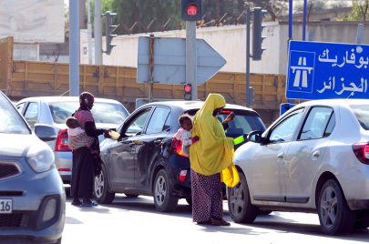 متسولون أفارقة في شوارع العاصمة الجزائرية (تصوير/ مصعب رويبي/أ.ف.ب)