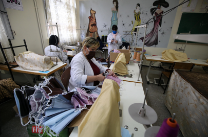 ورشة صناعة الكمامات (تصوير: بلال بن سالم/Getty)
