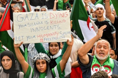  (الصورة: Getty) مسيرة في الجزائر تضامنًا مع فلسطين