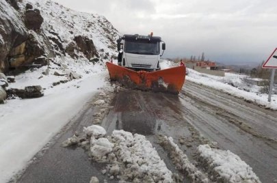 الثلوج تقطع الطرقات