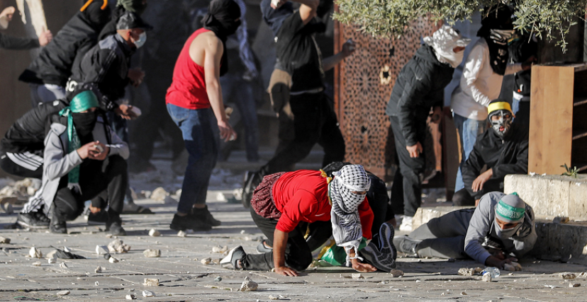 متظاهرون فلسطينيون يشتبكون مع الشرطة الإسرائيلية في المسجد الأقص (تصوير: أحمد قرابلي/أ.ف.ب)