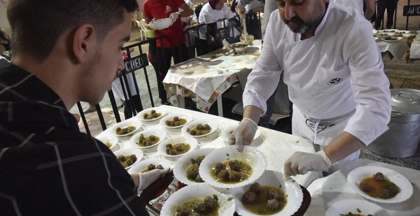 جمعيات خيرية تقدم وجبات مجانية للصائمين في رمضان (تصوير: رياض قرامدي/أ.ف.ب)