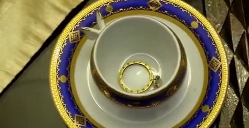 يهدي الرجل زوجته قطعة من الذهب عادة بعد نهاية رمضان (فيسبوك/الترا جزائر)