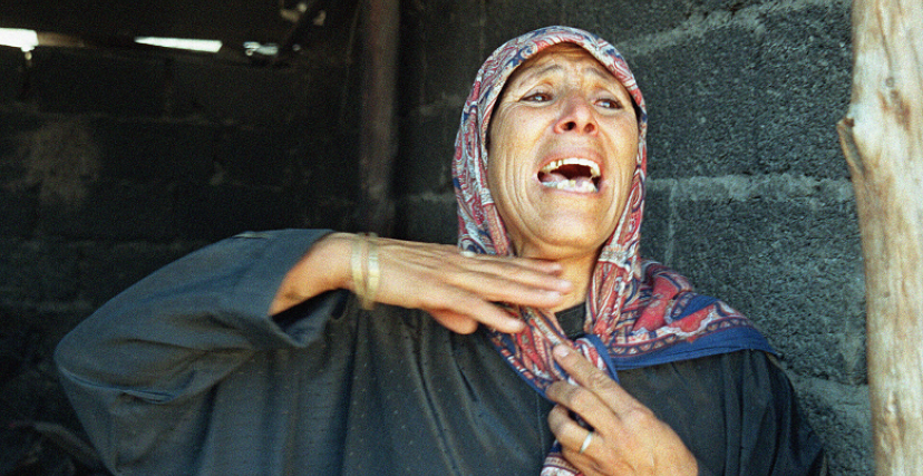 امرأة من ضحايا مجزرة قرية رايس بسيدي موسى سنة 1997 (الصورة: أ.ف.ب)