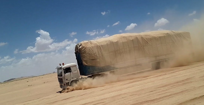 شاحنة التجار الجزائريين في الصحراء (الصورة: يوتيوب)