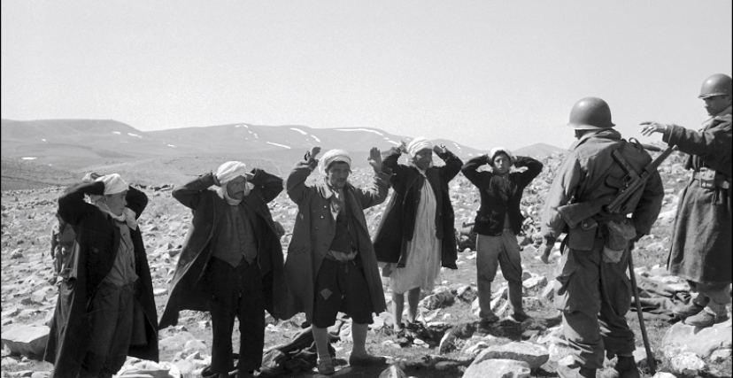 معتقلون جزائريون في فترة الاستعمار الفرنسي 1956 (الصورة: Getty)