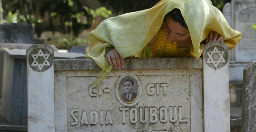 الفرنسية أرميل توبول تزور قبر جدها في المقبرة اليهودية بتلمسان (الصورة: Getty)