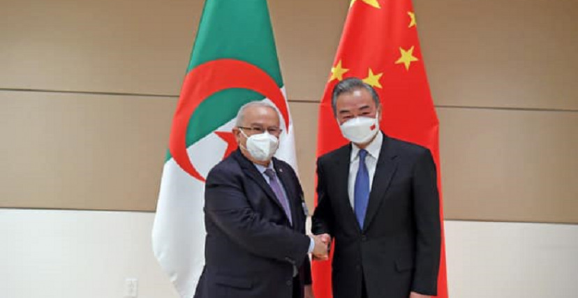 وزير الخارجية الجزائري يلتقي بنظيره الصيني (فيسبوك/الترا جزائر)