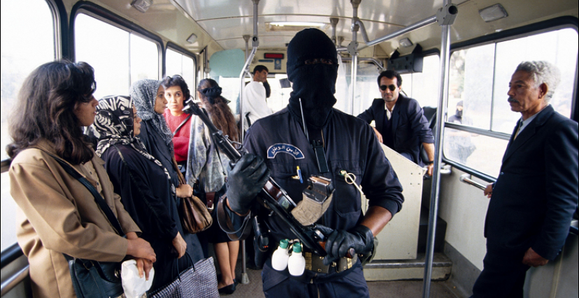 شرطي مقنع داخل حافلة بالجزائر العاصمة (الصورة: أ.ف.ب)