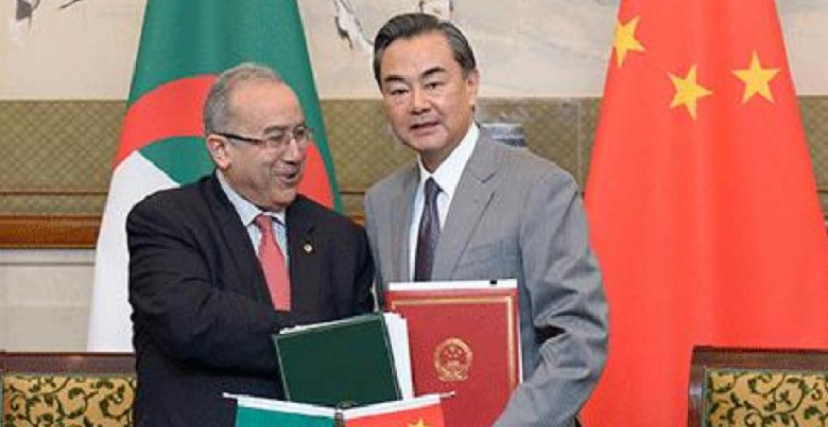 وزيرا خارجية الجزائر والصين بمناسبة التوقيع على خطة التعاون الأولى عام 2017 (فيسبوك/الترا جزائر)