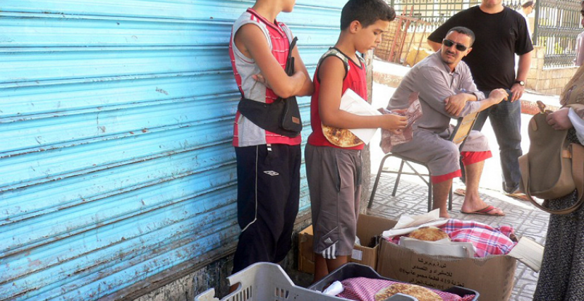 طفل يبيع الرغيف في الأحياء الجزائرية (فيسبوك/الترا جزائر)